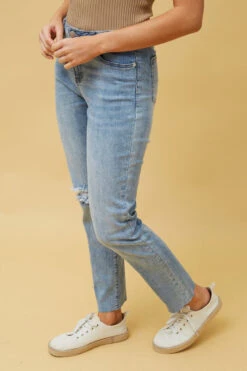 LOMA RIPPED DENIM PANTS -Female Clothing Store ad3b6ee814d6370b6b306435eb4bdc58 1d55f4d3 d4d2 4e87 a7be a44ded1b80f8